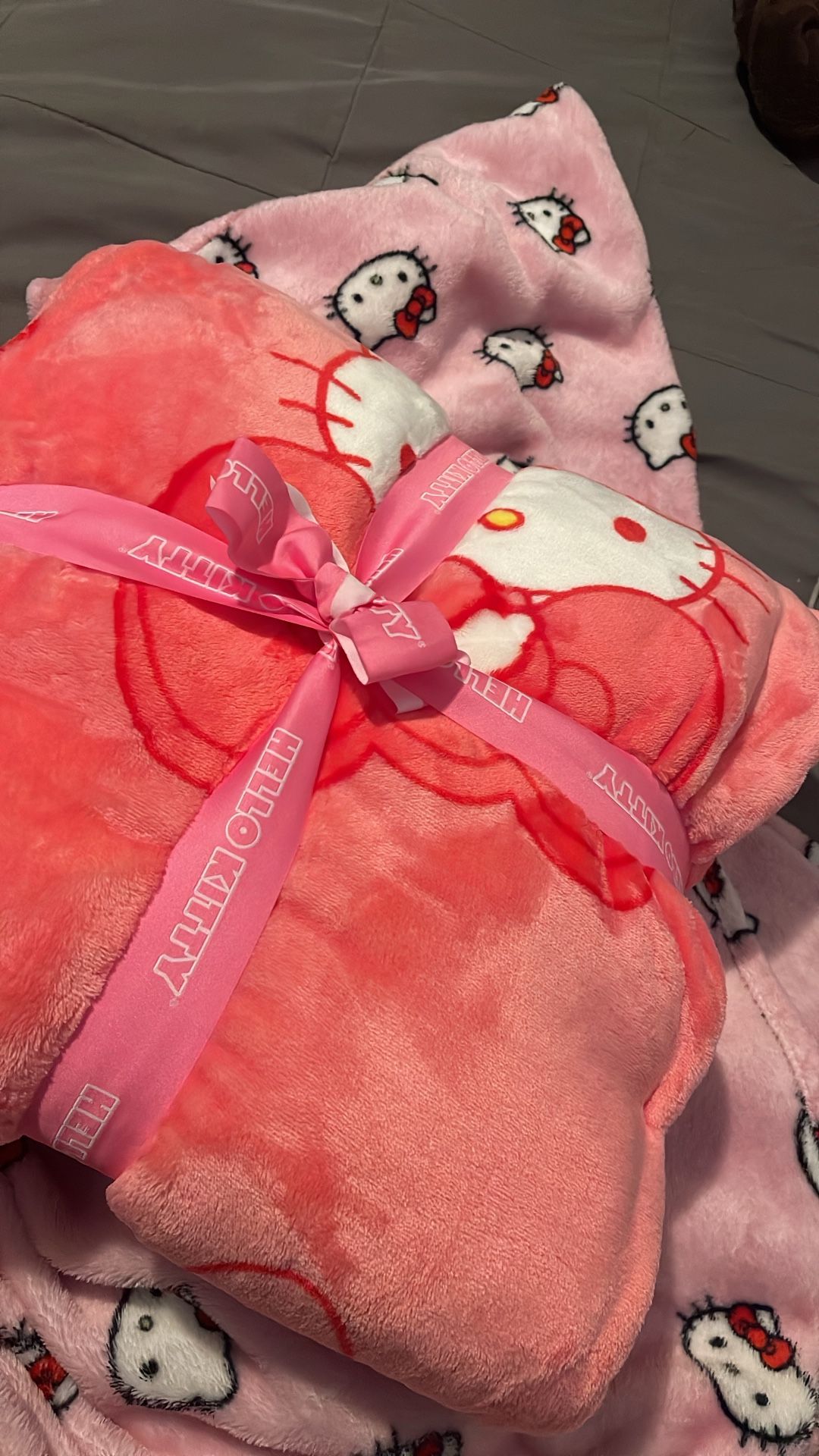 Hello kitty bow blanket twin