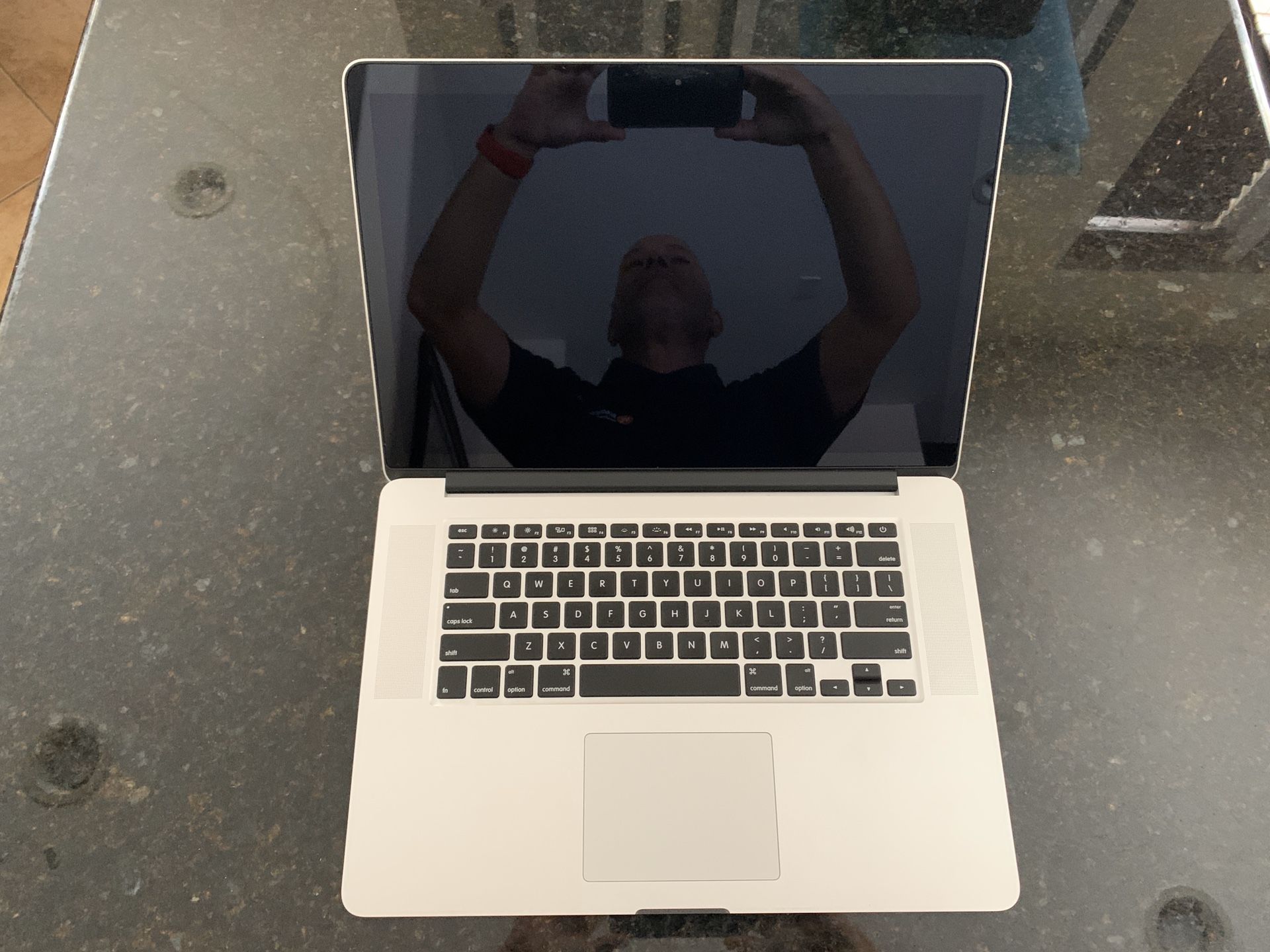 Apple MacBook Pro A1398 Retina 15 i7 512GB SSD 16GB RAM. 2GB RAM