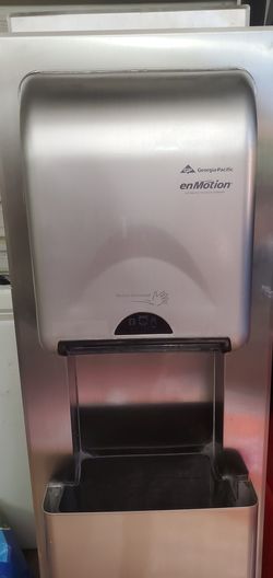 Paper towel dispenser touch less