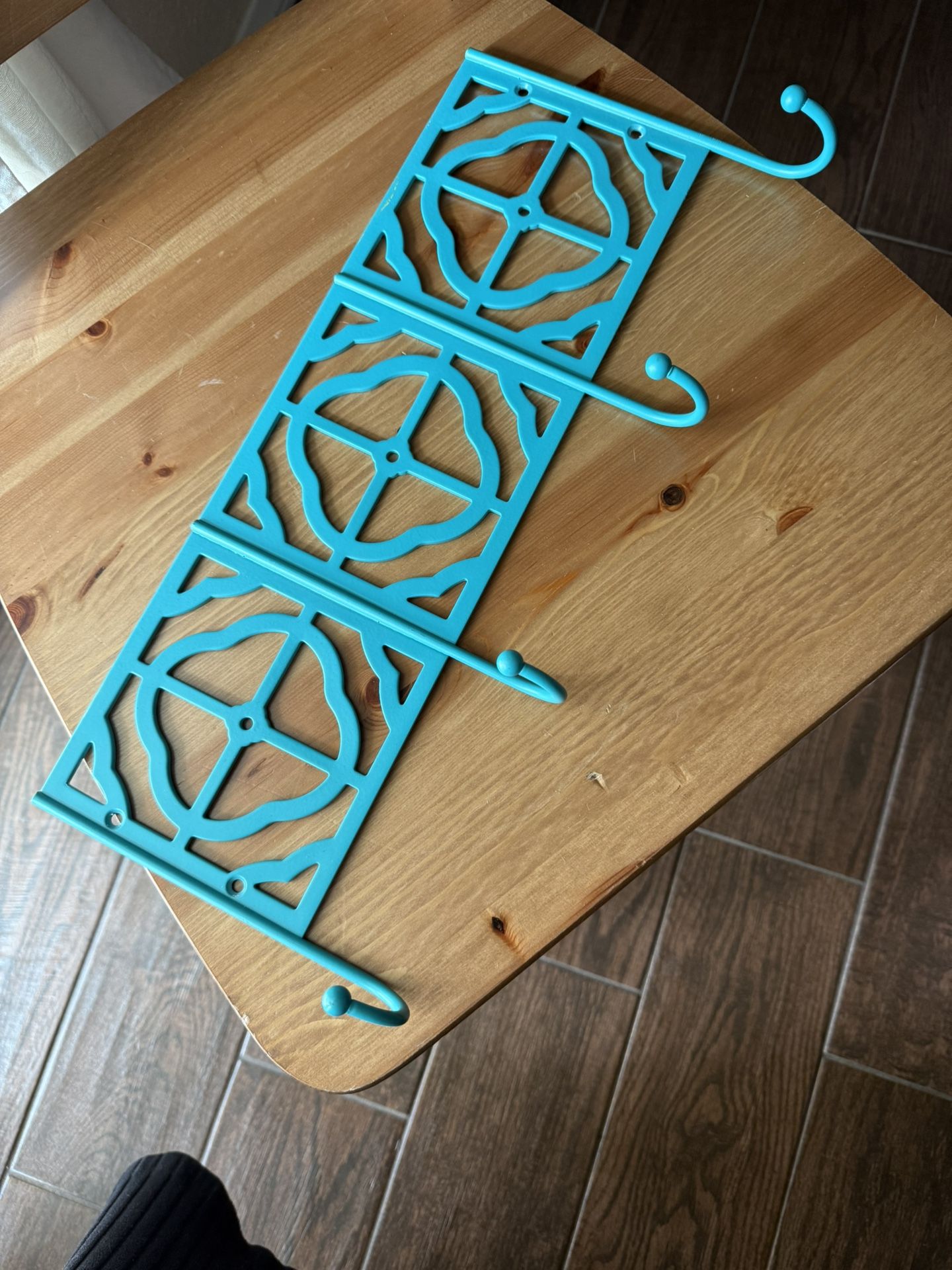 🩵 Decorative Metal Wall Hook Rack – 4 Hooks, Turquoise, Sturdy & Stylish! 🩵