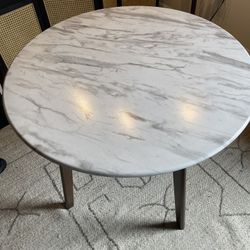 Round dining table