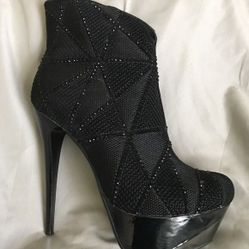 Blk studded ankle boots. Size 9 1/2 but will still fit if you wear a 8 1/2 & 9. They run small. Worn on the patio for an hour. Still new!