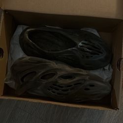 Yeezy FOAM RNR Carbon Blue