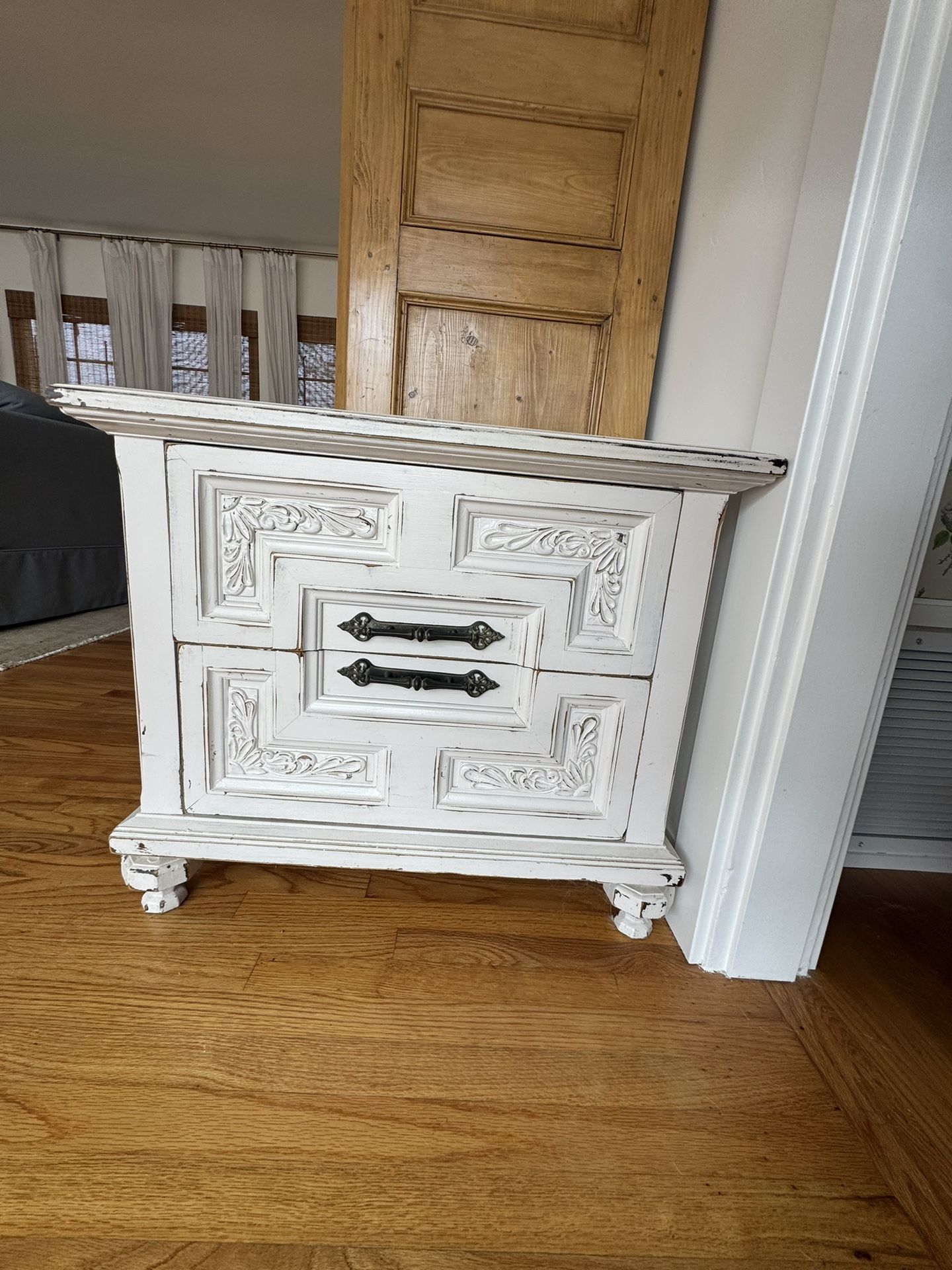 Set Of Nightstands / End Tables