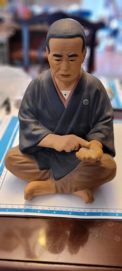 Hakata Urasaki sitting statue