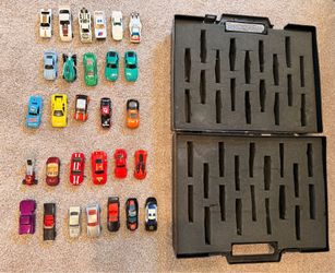 Lot of 29 Hot Wheels & Matchbox Cars with Storage Case📘