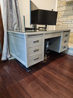 MUST SELL. Height Adjuatable Desk. Will Deliver !!!!!!