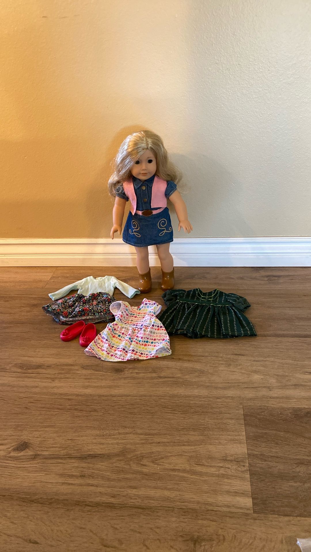American Girl Truly Me Doll With Extra Outfits
