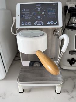 white Decent Espresso DE1XL machine with Fiorenzato AllGround Sense coffee grinder
