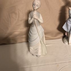 Vtg  Porcelain Figurine Woman/Girl with broom Lladro Style 8,5" H