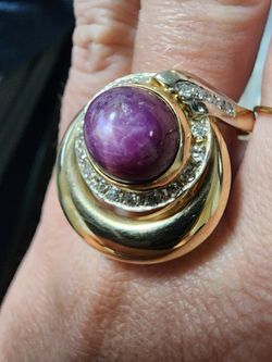 Large, Heavy 14k Gold Star Saphire Gem Ring.