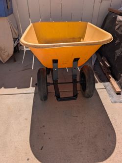 True temper USA big 8. Cu. Ft wheelbarrow in very good condition