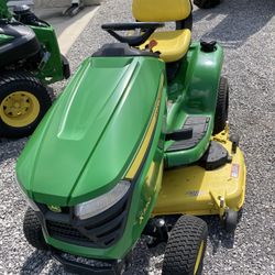 John Deere X330 Riding Lawn Mower 