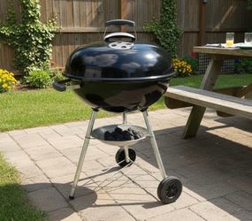 Weber Original Kettle Charcoal Grill, 22 Inch Good condition! Retails $149.99