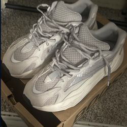 yeezy 700s v2 size 10.5 / 44 