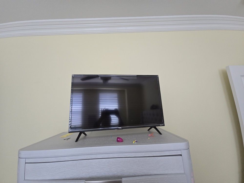 TCL 32 Inches 32 Inch 720p Roku Smart LED TV