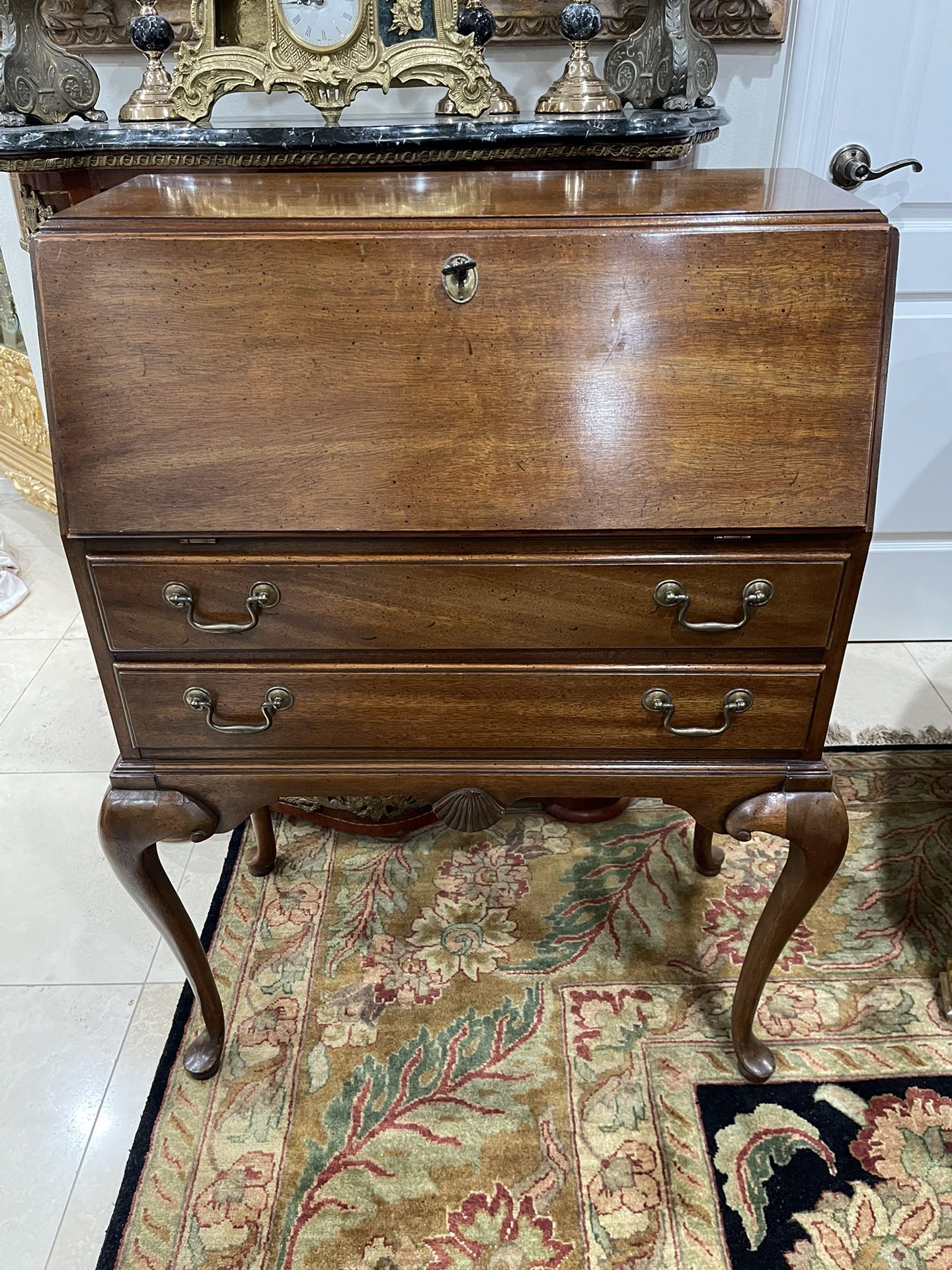 Beautiful Antique Writing Drop Leaf Desk or Jewelry Chest  Thomasville🌷