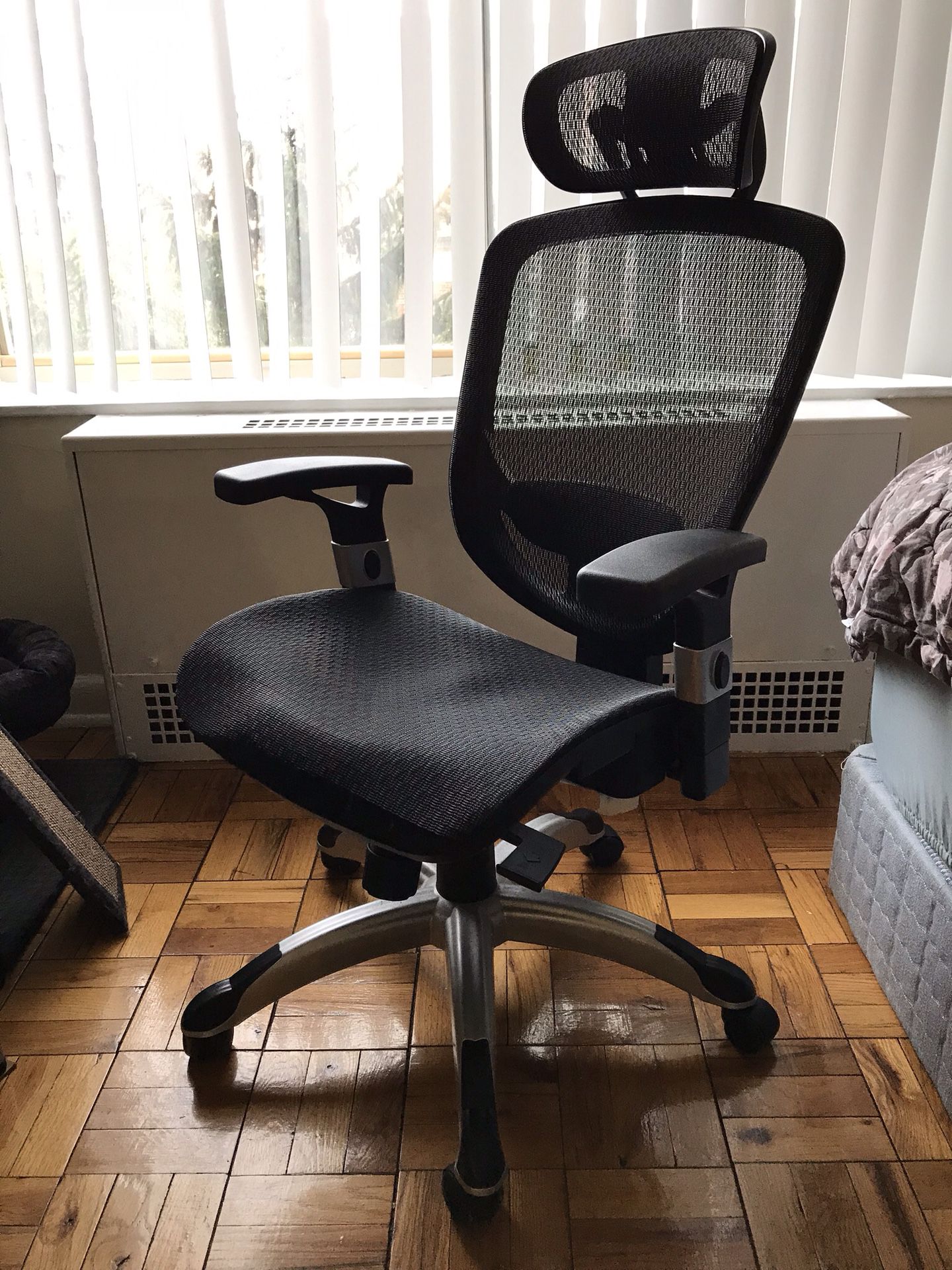 Staples Hyken Desk Chair - Black, Mesh, Headrest