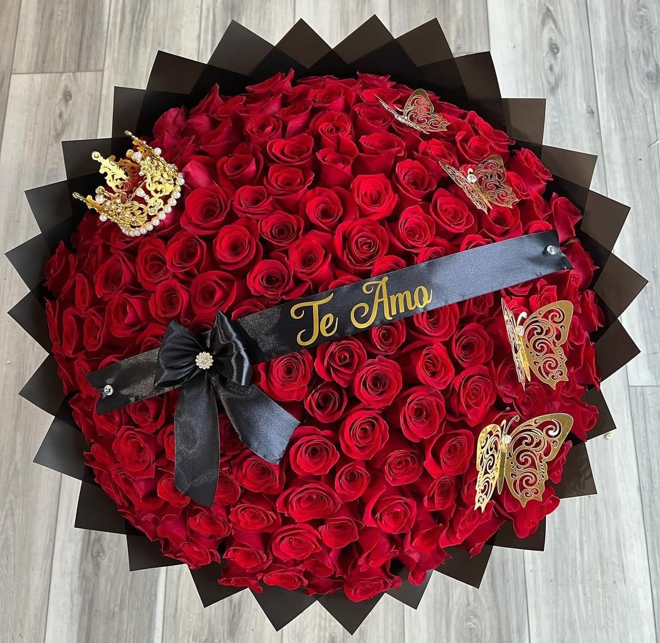 150 Red Roses Ramo Buchón