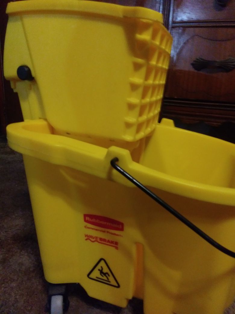 Rubbermaid Commercial Products Wave Brake Bucket