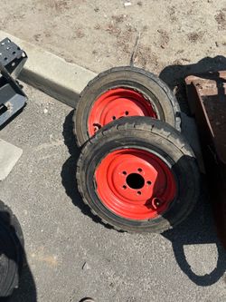 Tubeless bobcat tires