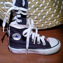 Convers infant size 5
Black & Pink