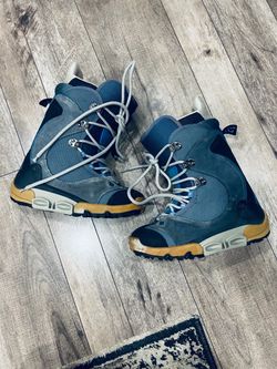 BURTON SNOWBOARDING BOOTS Womens size 7