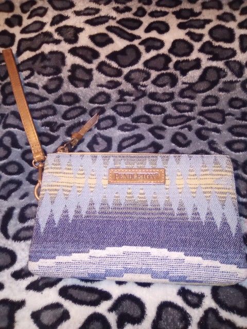 Pendleton Women's Three Pocket Keeper Pouch