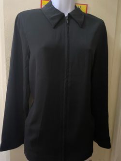 chaqueta negra de Alanni con cierre de cremallera y cuello clásico.