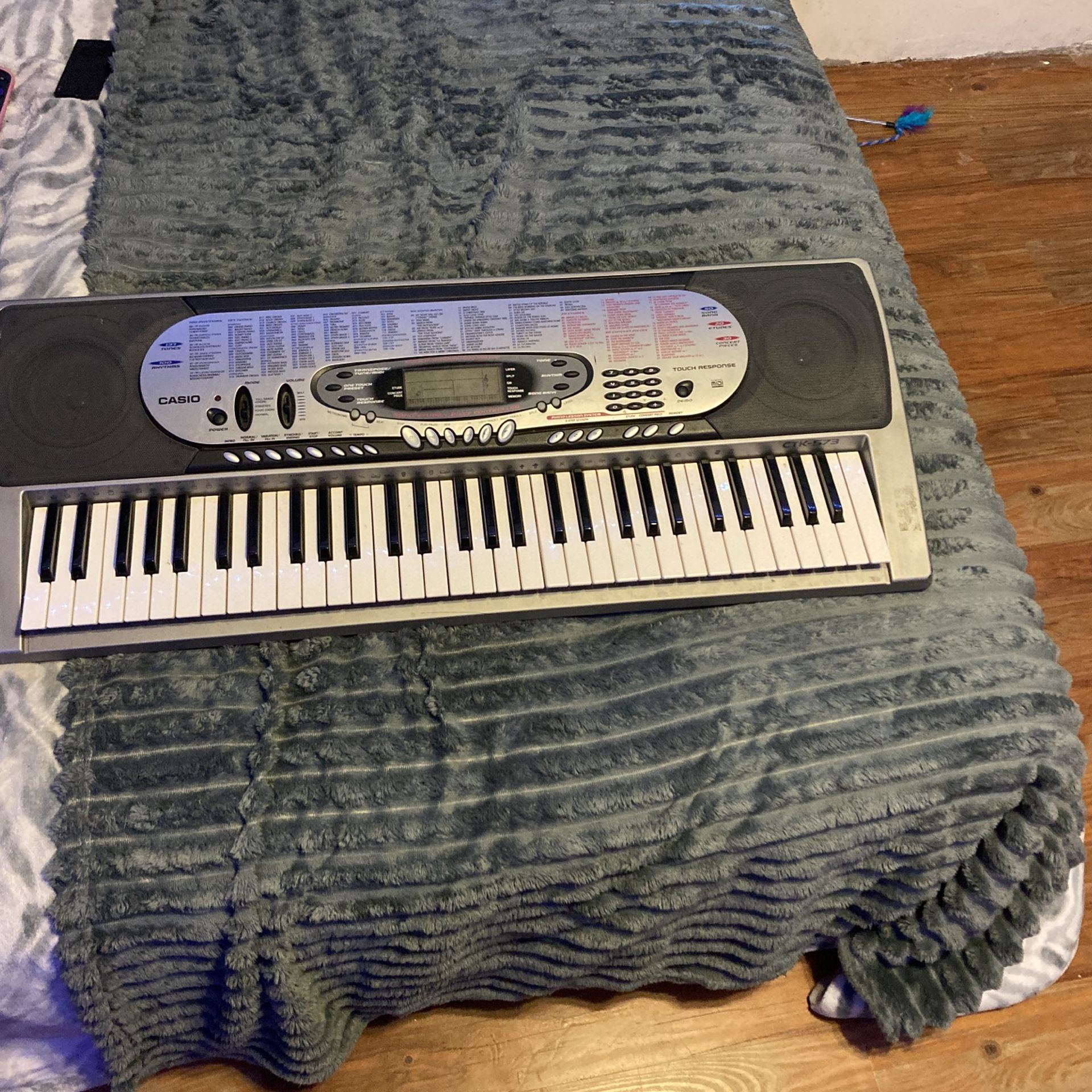 ELECTRIC KEYBOARD Perfect Condition Works Loudly
