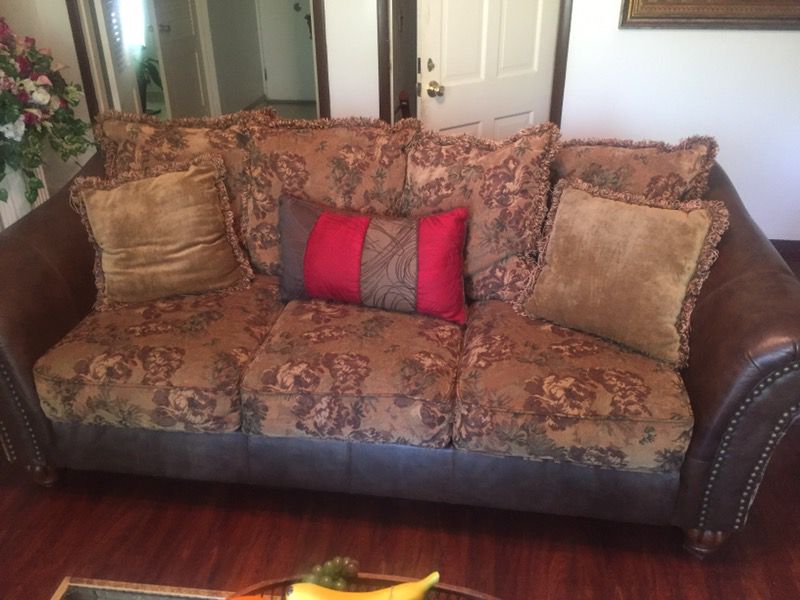 Brown leather padded sofa & loveseat with living room tables