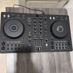 Lightly used ddjflx4 dj board with headphones