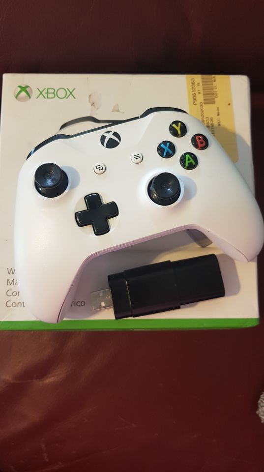 XBOX ONE WIRELESS CONTROLLER BUNDLE MORE battery pack included