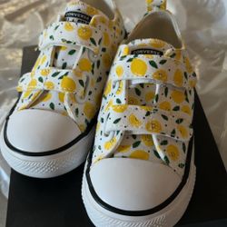 Little girls converse Size 8
