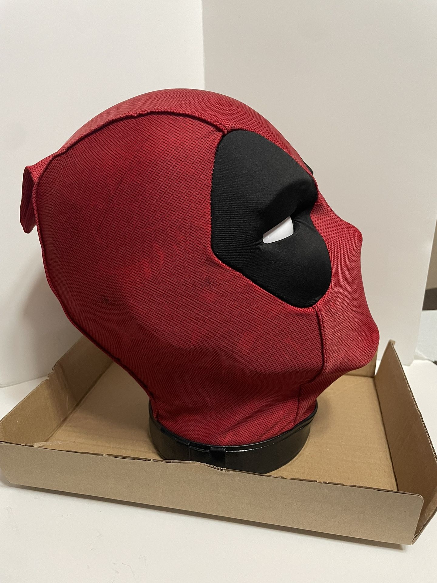 Marvel Legends Deadpools Head: Moving Talking Electronic Collectible SFX/Phrases