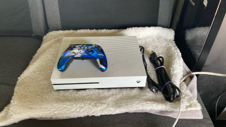 Xbox one s almost new just one owner and one game