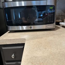 GE Stainless Steel Microwave: Pick Up Only