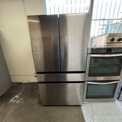 SAMSUNG BESPOKE 29 CU FT 4 DOOR REFRIGERATOR WITH BEVERAGE CENTER AND FLEXZONE MIDDLE DRAWER CONVERTS TO FRIDGE OR FREEZER 