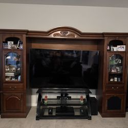 ENTERTAINMENT CENTER (GREAT CONDITION) 