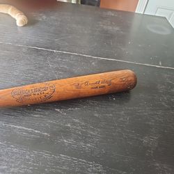 vintage Louisvillle Slugger 125  baseball bat manufactured by Hillerich & Bradsby Co. 34 Oz 33"