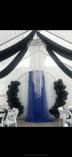 Chandelir Largo Mide Aproximadamente 7 Pies De Alto Y 2 De Ancho