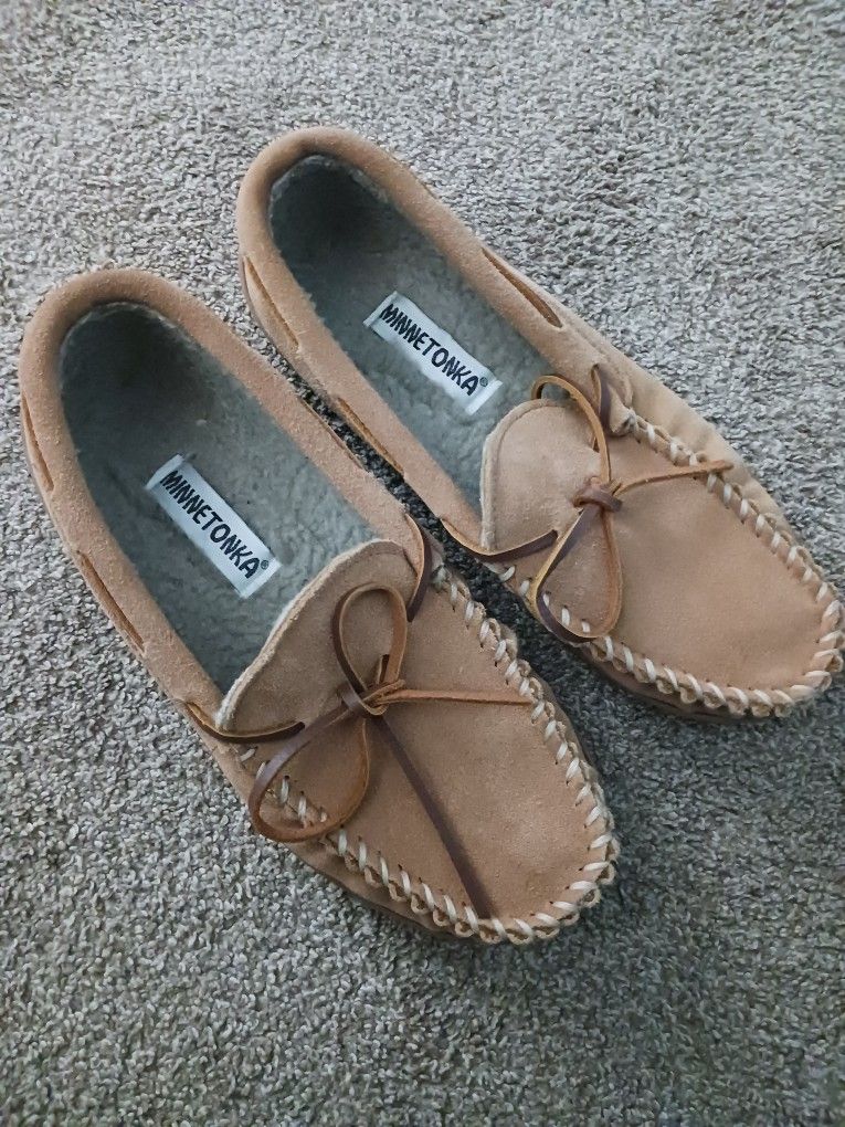 MINNETONKA SHOES FOR MEN & SIZE 8 .....πππ