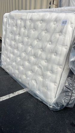 Queen Size Mattress By Serta perfect Sleeper 