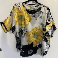 Short-sleeve blouse with floral print