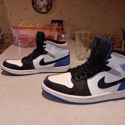 Size 8 Like New Lightly Worn Jordan 1s.  Bring 100$ Cash.  Will clean bottom prior to sale.