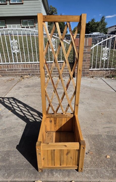 Lovely Garden Planter with Lattice Trellis, 46" Tall