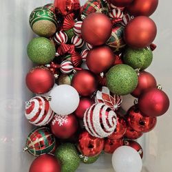 Christmas tree decorations ball red gold white 