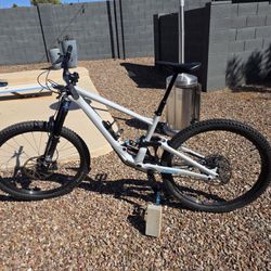 Large 2022 Specialized Enduro Expert Mountain Bike