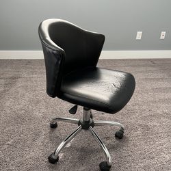 Swivel office chair with wheels—adjustable & comfortable—great for home office or study