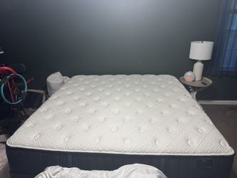 Stearns And Foster King Bed With Temperpedic Topper